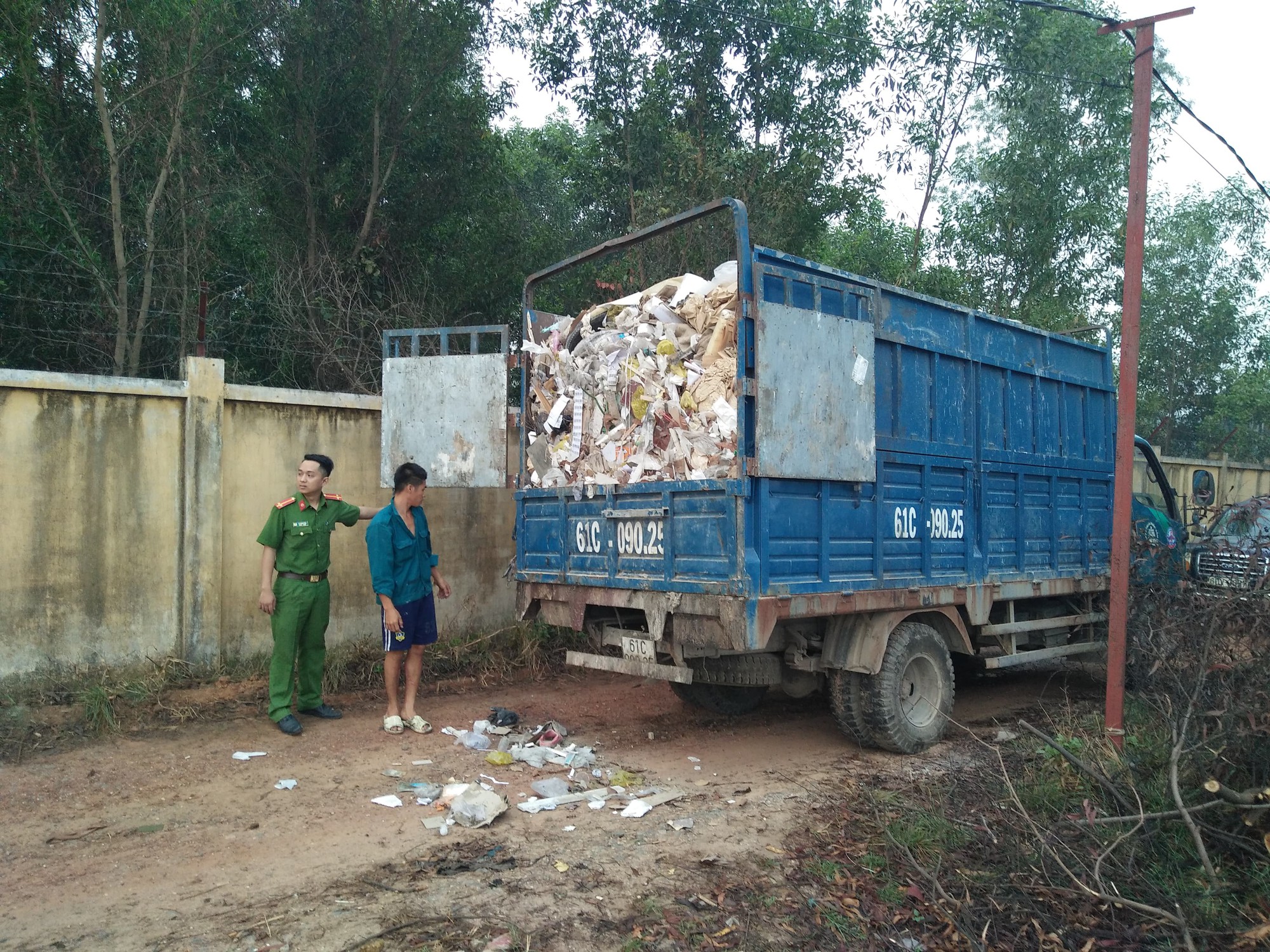 Bắt 7 xe tải chở rác thải từ Bình Dương sang Đồng Nai đổ trộm